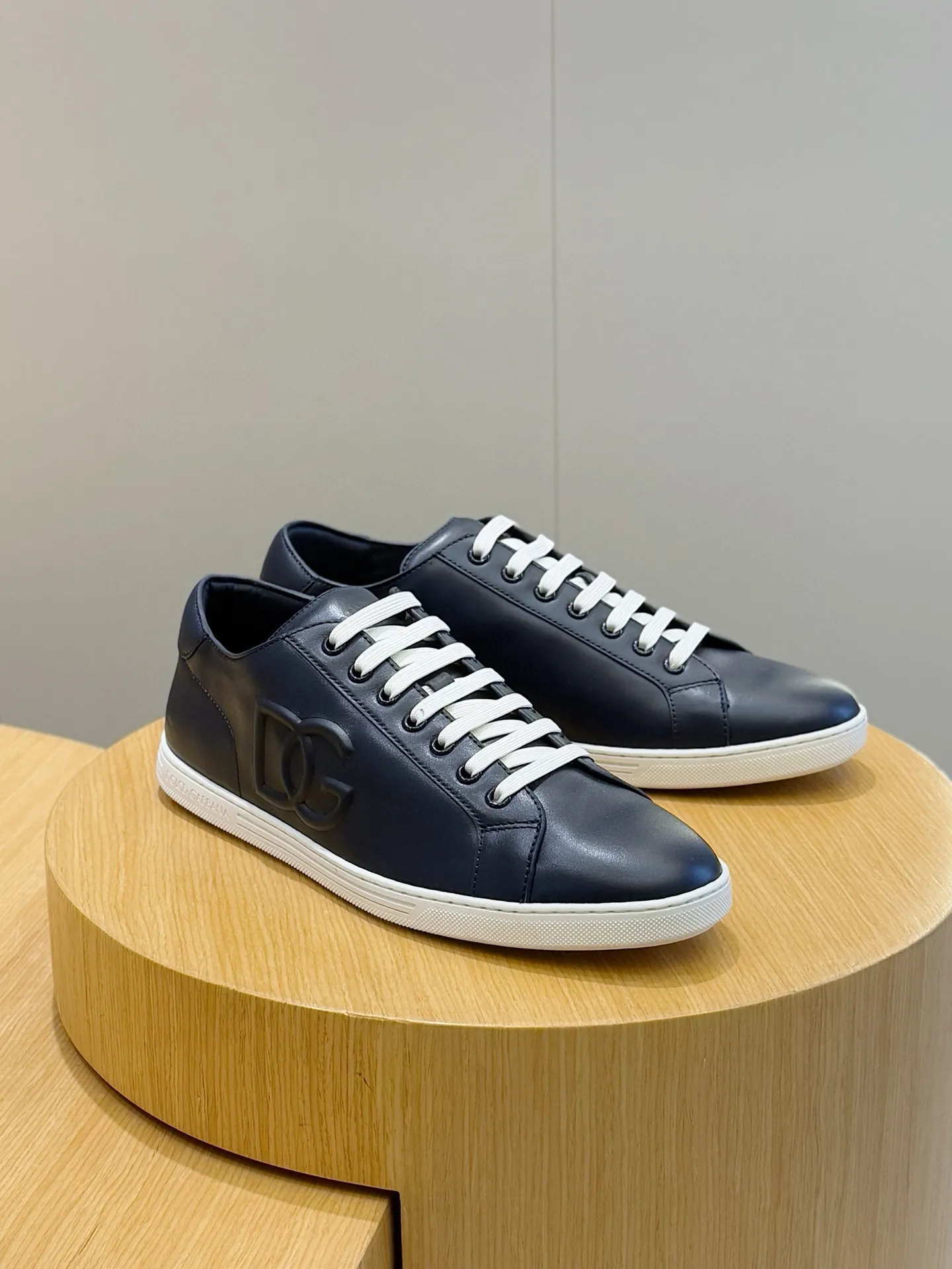 Men's Men's Shoes💰400 [New Style]🐏🐏DG men's calfskin sneakers Portofino Yacht shoes, simple and versatile design, unique saddle leather soles. The Dolce &G logo rear wing is the icing on the cake. Imported cowhide + rubber outsole Size: 39-44 (customized at 38.45)